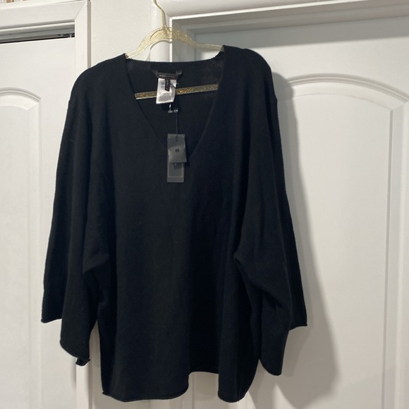 🆕Women’s BCBG Masha Oversized V-neck sweater in Black. NWT - Picture 2 of 7